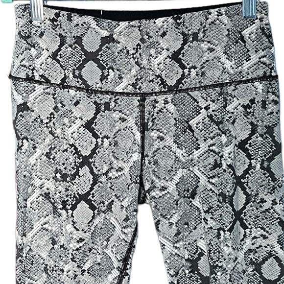 Victoria Sport Knockout grey snake print crop leggings Small - Picture 2 of 7